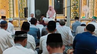 Hadir di Masjid Mempawah, Ulama Asal Arab Saudi Pimpin Tarawih Pertama dan Ajak Masyarakat Niat Puasa Sebulan Penuh