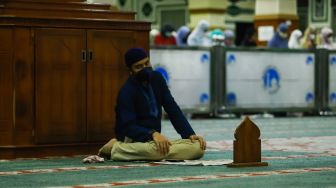 Umat Muslim melaksanakan salat Tarawih berjamaah di Masjid Agung Al-Azhar, Jakarta Selatan, Jumat (1/4/2022). [Suara.com/Alfian Winanto]