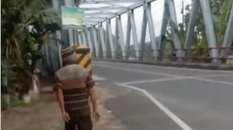 Pemulung Tinggal di Kolong Jembatan Ngawi, Warganet: Ada Dua Kemungkinan Pasca Viral, Dibantu Pemkab atau Diusir Satpol