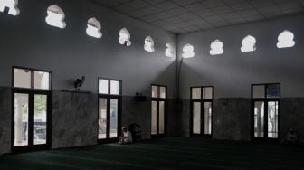 Umat Islam membaca ayat suci Al-Qur'an di Masjid Jami Maulana Hasanuddin, Cikoko, Pancoran, Jakarta, Minggu (3/4/2022). [Suara.com/Angga Budhiyanto]