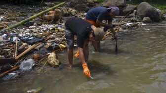 Aktivis Ecological Observation and Wetland Conservation (Ecoton) menguji kualitas air Sungai Ciwulan dalam rangkaian Ekspedisi Sungai Nusantara di Kampung Leuwi Bilik, Kota Tasikmalaya, Jawa Barat, Sabtu (2/4/2022).  ANTARA FOTO/Adeng Bustomi