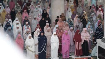 Suasana Salat Tarawih Malam Pertama Ramadhan di Masjid Agung Syekh Yusuf Gowa, Bupati: Tidak Ada Lagi Jaga Jarak