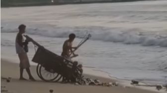 Viral Warga Buang Sampah di Pantai Carita, Netizen Emosi: Langsung Tangkap!