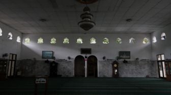 Suasana pada bagian dalam Masjid Jami Maulana Hasanuddin, Cikoko, Pancoran, Jakarta, Minggu (3/4/2022). [Suara.com/Angga Budhiyanto]