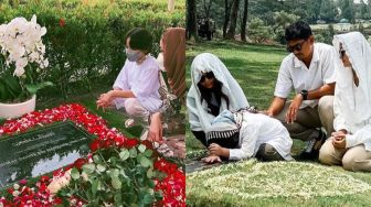 11 Momen Artis Ziarah Jelang Ramadhan, BCL dan Ririn Ekawati Lepas Rindu dengan Mendiang Suami