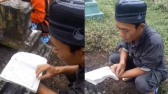 Datang Nyekar ke Makam, Pria Ini Bukannya Bawa Yasin Malah Baca Ini, Warganet Bingung: Mau Ketawa Atau Respect