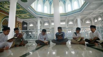 Sejumlah santri mengikuti kegiatan hafalan Al Quran di Masjid Al Fuqan, Banda Aceh, Aceh, Minggu (3/4/2022).  ANTARA FOTO/Ampelsa