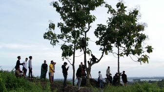 Sejumlah remaja menikmati suasana pagi hari pertama Ramadhan 1443 H di Bukit Samata, Kabupaten Gowa, Sulawesi Selatan, Minggu (3/4/2022). ANTARA FOTO/Arnas Padda