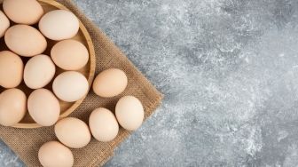 Fresh dari Sumbernya, Cara Warung Ini Jualan Telur Ayam Bikin Warganet Heran