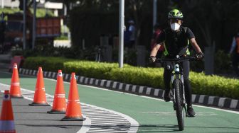 Warga bersepeda di kawasan Bundaran HI, Jakarta, Minggu (3/4/2022). ANTARA FOTO/Hafidz Mubarak 
