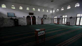 Suasana pada bagian dalam Masjid Jami Maulana Hasanuddin, Cikoko, Pancoran, Jakarta, Minggu (3/4/2022). [Suara.com/Angga Budhiyanto]