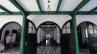 Umat Muslim beribadah di Masjid Jami' Al-Ma'mur, Cikini, Jakarta, Senin (4/4/2022). [Suara.com/Angga Budhiyanto]