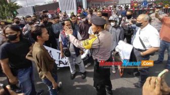 Demo Tolak Kenaikan Harga Pertamax Sempat Memanas, Mahasiswa Nyaris Baku Hantam dengan Polisi