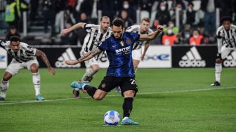 Gelandang Inter Milan Hakan Calhanoglu melakukan tendangan penalti keduanya saat pertandingan sepak bola Serie A Italia antara Juventus dan Inter di Stadion Allianz, Turin, Italia, Minggu (3/4/2022). [Filippo MONTEFORTE / AFP]