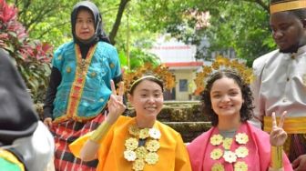 Penampilan Mahasiswa Asing Universitas Hasanuddin Memakai Baju Adat Bugis Makassar