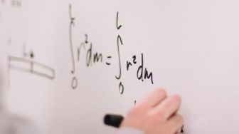 Gemas! Bayi Ini Senang Diajari Ayahnya Materi Integral, Warganet: Next Limit