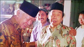 Memori Lawas Ramadhan: Gus Dur Tawarkan Salat Tarawih Dua Versi, Soeharto Pilih Yang Ada 'Diskon'