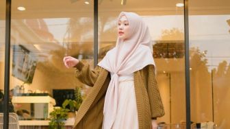 Mudah Dicoba! Ini 5 Inspirasi Model Kerudung Segi Empat yang Simple dan Modis