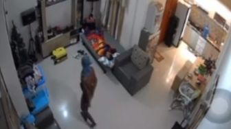 Viral CCTV Rumah Dimasuki Pencuri, Para Penghuni Langsung Bangun Teriak dan Lari Kebingungan