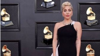 7 Busana Terbaik di Grammy Awards, Lady Gaga Anggun Kenakan Dress Hitam Putih