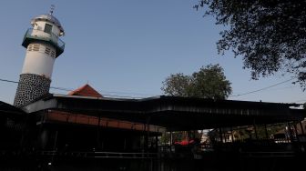 Suasana pada bagian luar Masjid Jami' Al-Ma'mur, Cikini, Jakarta, Senin (4/4/2022). [Suara.com/Angga Budhiyanto]