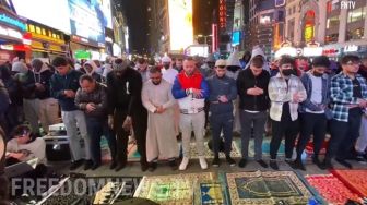 Bikin Terenyuh, Ratusan Umat Muslim AS Gelar Salat Tarawih di Times Square New York, Warganet: Kalau di Indonesia...