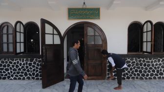 Umat Muslim berjalan memasuki Masjid Jami' Al-Ma'mur, Cikini, Jakarta, Senin (4/4/2022). [Suara.com/Angga Budhiyanto]