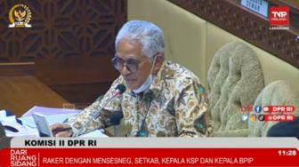 Menyoal Deklarasi Apdesi hingga Isu Jokowi 3 Periode, Mensesneg Pratikno-Moeldoko Habis-habisan Dicecar Komisi II DPR
