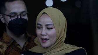 Model Olla Ramlan (kanan) ditemui usai menghadiri sidang cerai perdana di Pengadilan Agama Jakarta Selatan, Senin (4/4/2022). [Suara.com/Angga Budhiyanto]