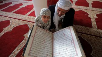 Tadarus dengan Alquran Berukuran Besar di Yaman