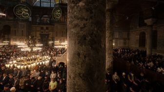 Umat Muslim melaksanakan ibadah shalat Tarawih di Masjid Hagia Sophia, Istanbul, Turki, Sabtu (1/4/2022). [Yasin AKGUL/AFP]