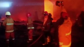 Hari Kedua Puasa Ramadhan, Pabrik Triplek di Sergai Hangus Terbakar
