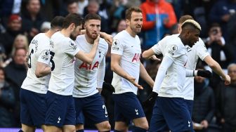 Bek Tottenham Hotspur Matt Doherty (ke-3 dari kiri) melakukan selebrasi bersama rekan setimnya setelah mencetak gol kedua mereka saat pertandingan sepak bola Liga Premier Inggris antara Tottenham Hotspur dan Newcastle United di Stadion Tottenham Hotspur, London, Inggris, Minggu (3/4/2022). [Glyn KIRK / AFP]