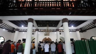 Umat Muslim menunaikan shalat Ashar berjamaah di Masjid Jami' Al-Ma'mur, Cikini, Jakarta, Senin (4/4/2022). [Suara.com/Angga Budhiyanto]