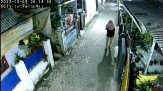 Bikin Gregetan! Demi Ajak Jalan Sang Pacar, Pemuda Ini Nyamar Jadi Cewek Berhijab