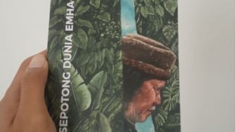 Ulasan Buku Sepotong Dunia Emha: Perjalanan Eksistensi Emha Ainun Nadjib