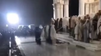 Tarawih Pertama, Jemaah Masjid di Aceh Terekam sampai Rela Salat Kehujanan di Luar, Publik Berdebat