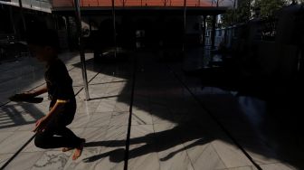 Seorang anak berjalan di area Masjid Jami' Al-Ma'mur, Cikini, Jakarta, Senin (4/4/2022). [Suara.com/Angga Budhiyanto]