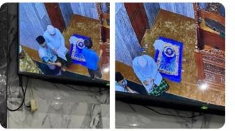 Beredar Foto Bocil Minta Tanda Tangan Ustaz Usai Tarawih, Warganet Nostalgia: Jadi Ingat Masa Sekolah