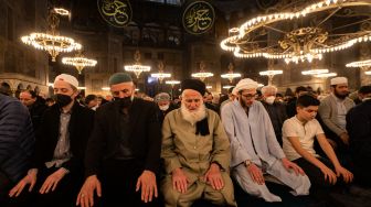 Umat Muslim melaksanakan ibadah shalat Tarawih di Masjid Hagia Sophia, Istanbul, Turki, Sabtu (1/4/2022). [Yasin AKGUL/AFP]