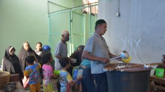 Dinanti Saat Ramadhan, Bubur India Masjid Pekojan Semarang Dibagikan Gratis Saat Buka Puasa