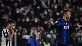Pemain depan Juventus Paulo Dybala (kiri) dan pemain depan Inter Milan Edin Dzeko saat pertandingan sepak bola Serie A Italia antara Juventus dan Inter di Stadion Allianz, Turin, Italia, Minggu (3/4/2022). [Filippo MONTEFORTE / AFP]