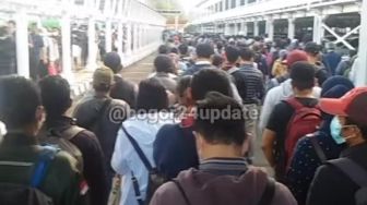 Viral, Hari Pertama Kerja di Bulan Ramadhan, Penumpang KRL di Stasiun Bogor Membludak, Netizen: Puasa Sambil Berjuang