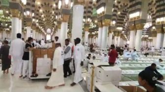 Cerita Buka Puasa di Masjid Nabawi, Jemaah Hanya Dikasih Waktu 10 Menit untuk Menghabiskan Makanan