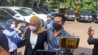 Olla Ramlan dan Aufar Hutapea Saling Rangkul di Sidang Cerai Perdana