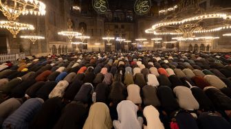 Umat Muslim melaksanakan ibadah shalat Tarawih di Masjid Hagia Sophia, Istanbul, Turki, Sabtu (1/4/2022). [Yasin AKGUL/AFP]