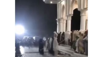 Viral Video Jamaah Tetap Salat Tarawih meski Kehujanan, Warganet Berdebat
