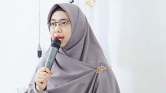 Oki Setiana Dewi tak Bisa Memasak Telur Dadar, Netizen Julid: Gimana Mau Ceramahin Jadi Istri Solehah