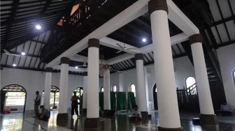 Umat Muslim beribadah di Masjid Jami' Al-Ma'mur, Cikini, Jakarta, Senin (4/4/2022). [Suara.com/Angga Budhiyanto]