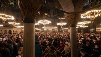 Umat Muslim melaksanakan ibadah shalat Tarawih di Masjid Hagia Sophia, Istanbul, Turki, Sabtu (1/4/2022). [Yasin AKGUL/AFP]